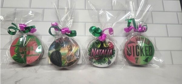 Wicked-themed chocolate pops
